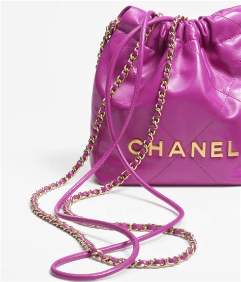 Chanel 22 迷你手袋, 金属质感小牛皮与金色金属, 绿 — 精品